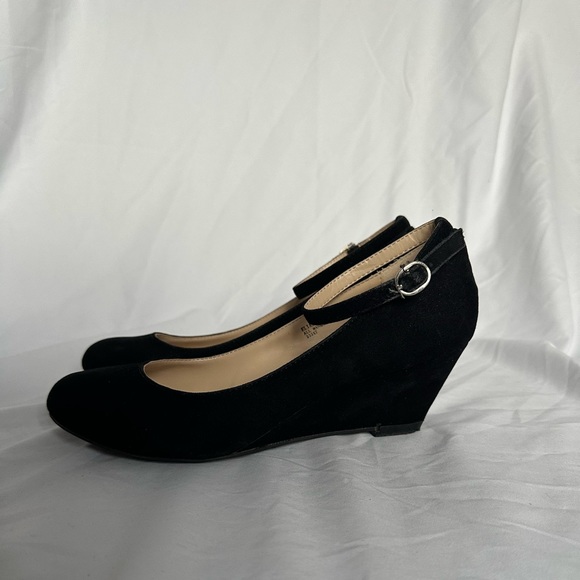 Black wedge heels with ankle strap - Picture 1 of 3